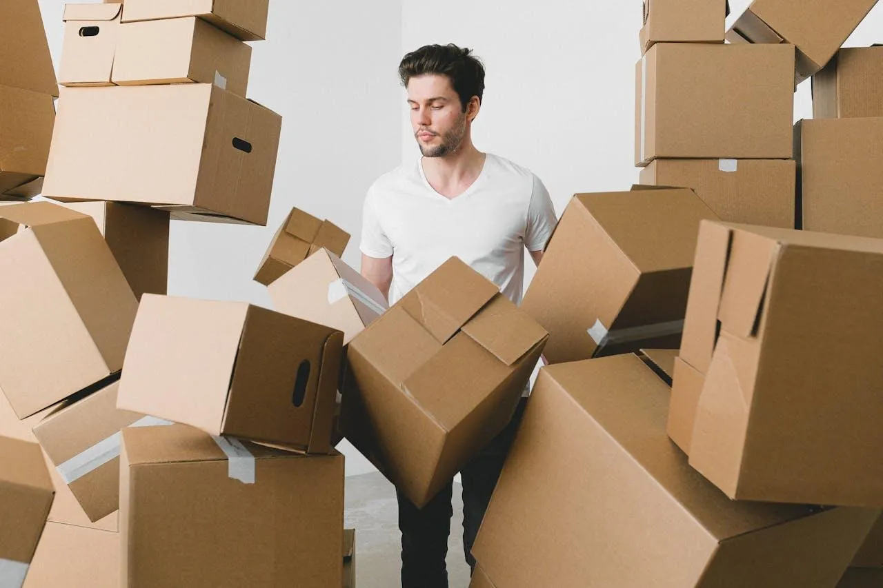 Ein Mann und viele Pakete - Professionelle Entrümpelung